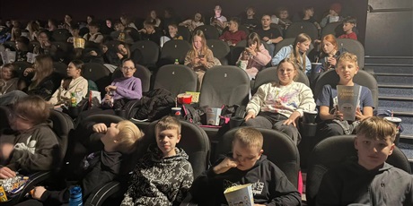 Powiększ grafikę: Uczniowie w kinie.