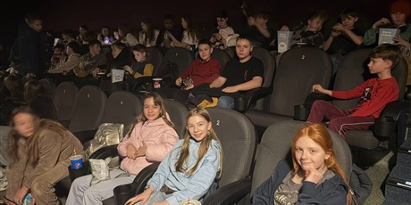 Powiększ grafikę: Uczniowie w kinie.