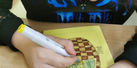 Powiększ grafikę: Uczniowie podczas wykonywania kartek.