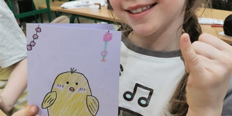 Powiększ grafikę: Uczniowie podczas wykonywania kartek.