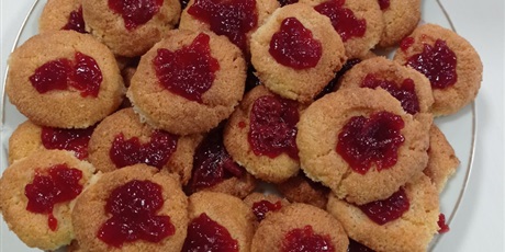 Uczniowie klasy 6b w pracowni kulinarnej