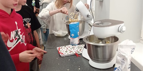 Powiększ grafikę: Uczniowie klasy 6b w pracowni kulinarnej