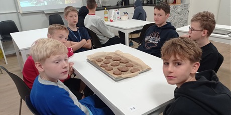 Powiększ grafikę: Uczniowie klasy 6b w pracowni kulinarnej