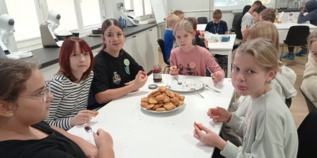 Powiększ grafikę: uczniowie-klasy-6b-w-pracowni-kulinarnej-662218.jpg