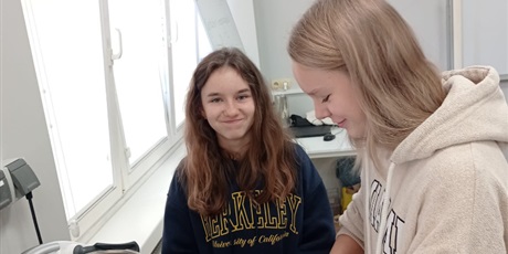 Powiększ grafikę: Uczniowie klasy 6b w pracowni kulinarnej