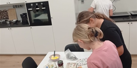 Powiększ grafikę: Uczniowie klasy 6b w pracowni kulinarnej