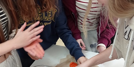 Powiększ grafikę: Uczniowie klasy 6b w pracowni kulinarnej