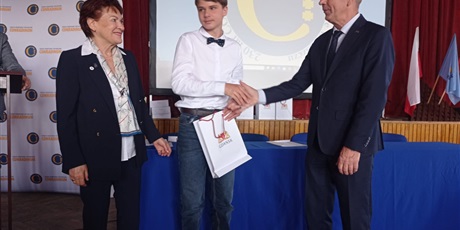 Powiększ grafikę: Uczniowie podczas wręczania nagród