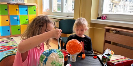 Powiększ grafikę: Dzieci podczas zajęć