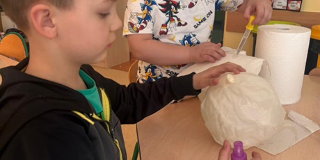 Powiększ grafikę: Dzieci podczas zajęć