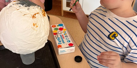 Powiększ grafikę: Dzieci podczas zajęć