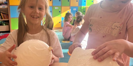 Powiększ grafikę: Dzieci podczas zajęć