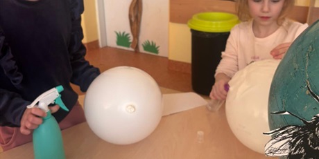 Powiększ grafikę: Dzieci podczas zajęć