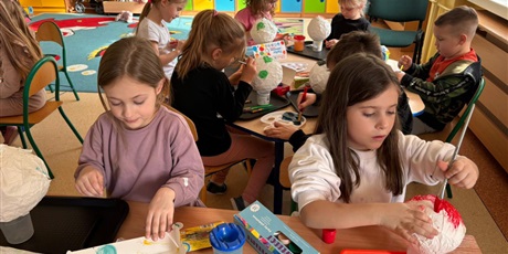 Powiększ grafikę: Dzieci podczas zajęć