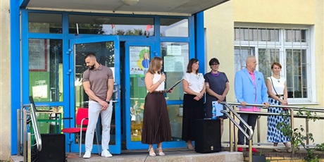 Powiększ grafikę: uroczyste-rozpoczecie-roku-szkolnego-636347.jpg