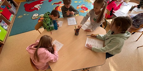 Powiększ grafikę: Dzieci podczas zajęć