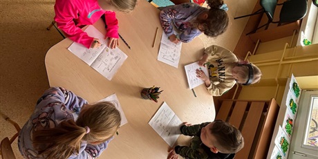 Powiększ grafikę: Dzieci podczas zajęć