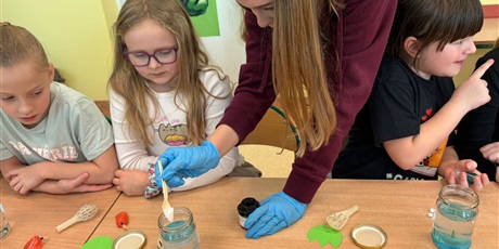 Powiększ grafikę: Uczniowie podczas warsztatów