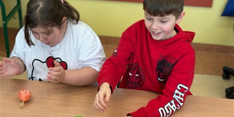 Powiększ grafikę: Uczniowie podczas warsztatów