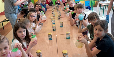 Powiększ grafikę: Uczniowie podczas warsztatów