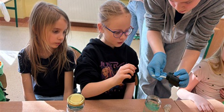 Powiększ grafikę: Uczniowie podczas warsztatów