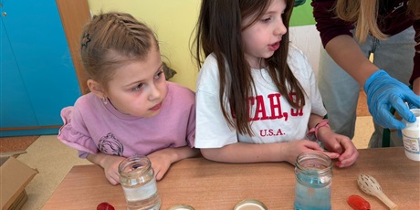 Powiększ grafikę: Uczniowie podczas warsztatów