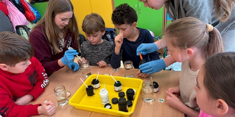 Powiększ grafikę: Uczniowie podczas warsztatów