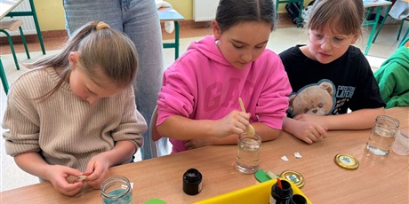 Powiększ grafikę: Uczniowie podczas warsztatów