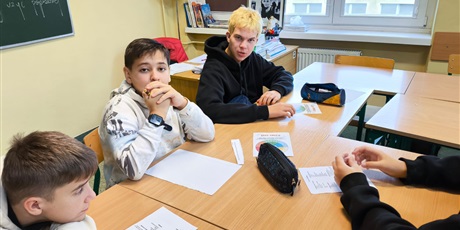 Powiększ grafikę: Uczniowie podczas zajęć.