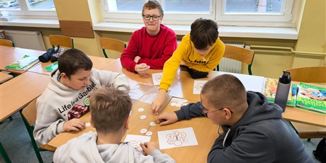 Powiększ grafikę: Uczniowie podczas zajęć.