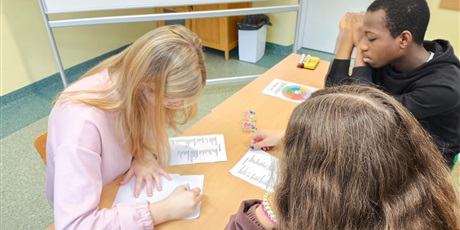 Powiększ grafikę: Uczniowie podczas zajęć.