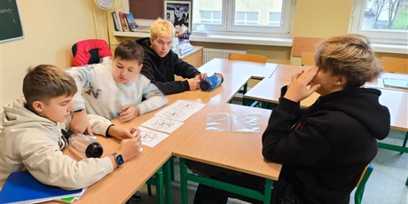 Powiększ grafikę: Uczniowie podczas zajęć.