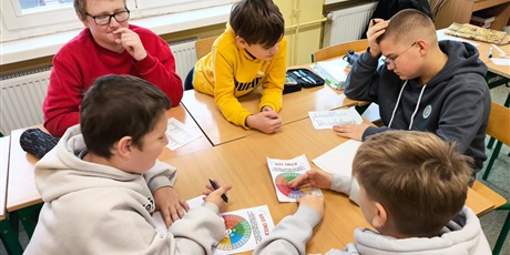 Powiększ grafikę: Uczniowie podczas zajęć.