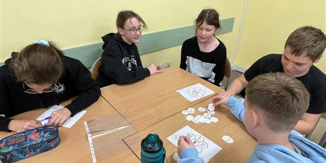 Powiększ grafikę: Uczniowie podczas zajęć.