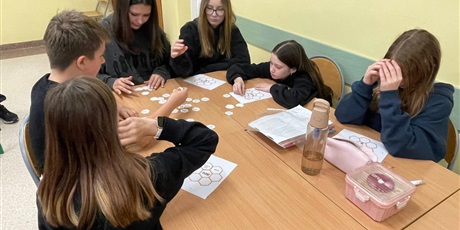 Powiększ grafikę: Uczniowie podczas zajęć.