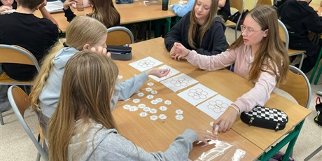 Powiększ grafikę: Uczniowie podczas zajęć.