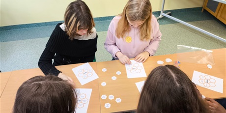 Powiększ grafikę: Uczniowie podczas zajęć.