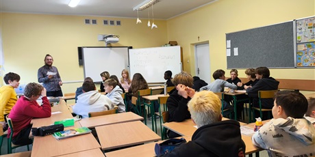 Powiększ grafikę: Uczniowie podczas zajęć.