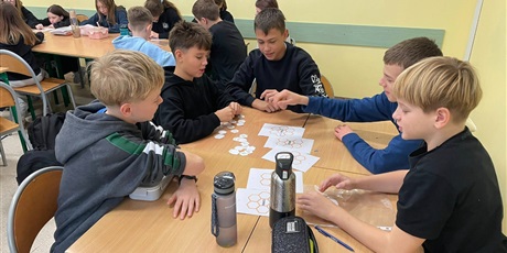 Powiększ grafikę: Uczniowie podczas zajęć.