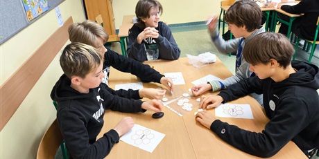 Powiększ grafikę: Uczniowie podczas zajęć.