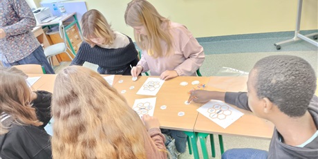 Powiększ grafikę: Uczniowie podczas zajęć.