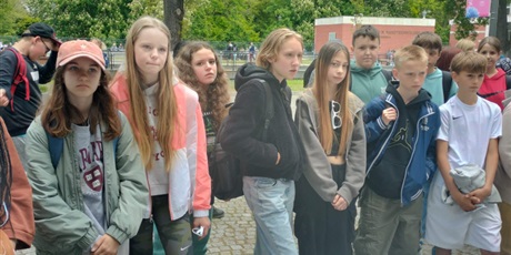 Powiększ grafikę: Uczniowie podczas wycieczki.
