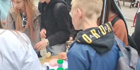 Powiększ grafikę: Uczniowie podczas wycieczki.