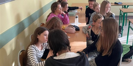 Powiększ grafikę: Uczniowie podczas warsztatów.