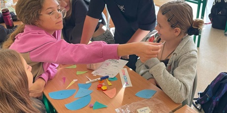 Powiększ grafikę: Uczniowie podczas warsztatów.