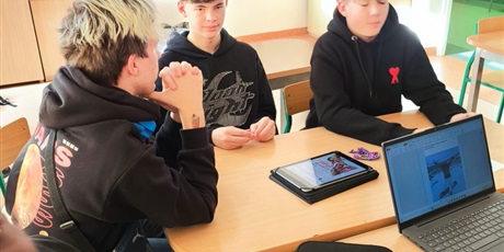 Powiększ grafikę: Uczniowie podczas warsztatów.