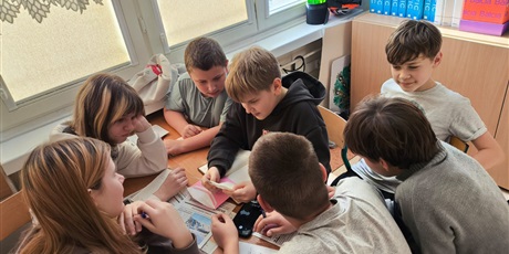 Powiększ grafikę: Uczniowie podczas warsztatów.