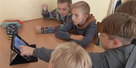 Powiększ grafikę: Uczniowie podczas warsztatów.