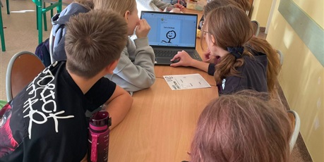 Powiększ grafikę: Uczniowie podczas warsztatów.