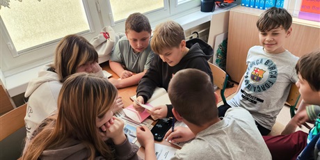 Powiększ grafikę: Uczniowie podczas warsztatów.